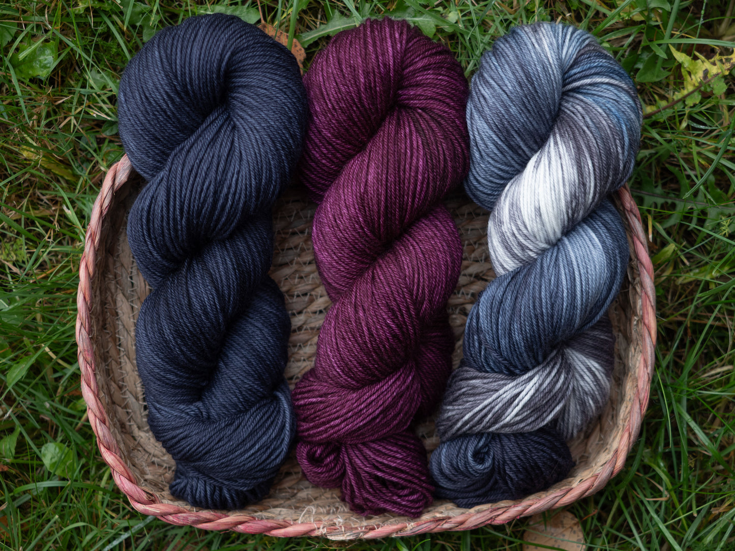 Black Moon Yarns käsinvärjätyt langat
