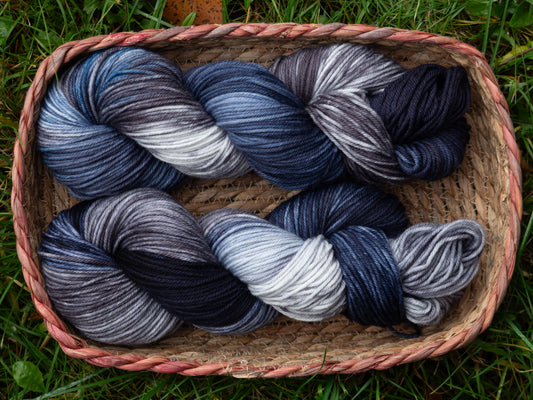 Black Moon Yarns käsinvärjätyt langat