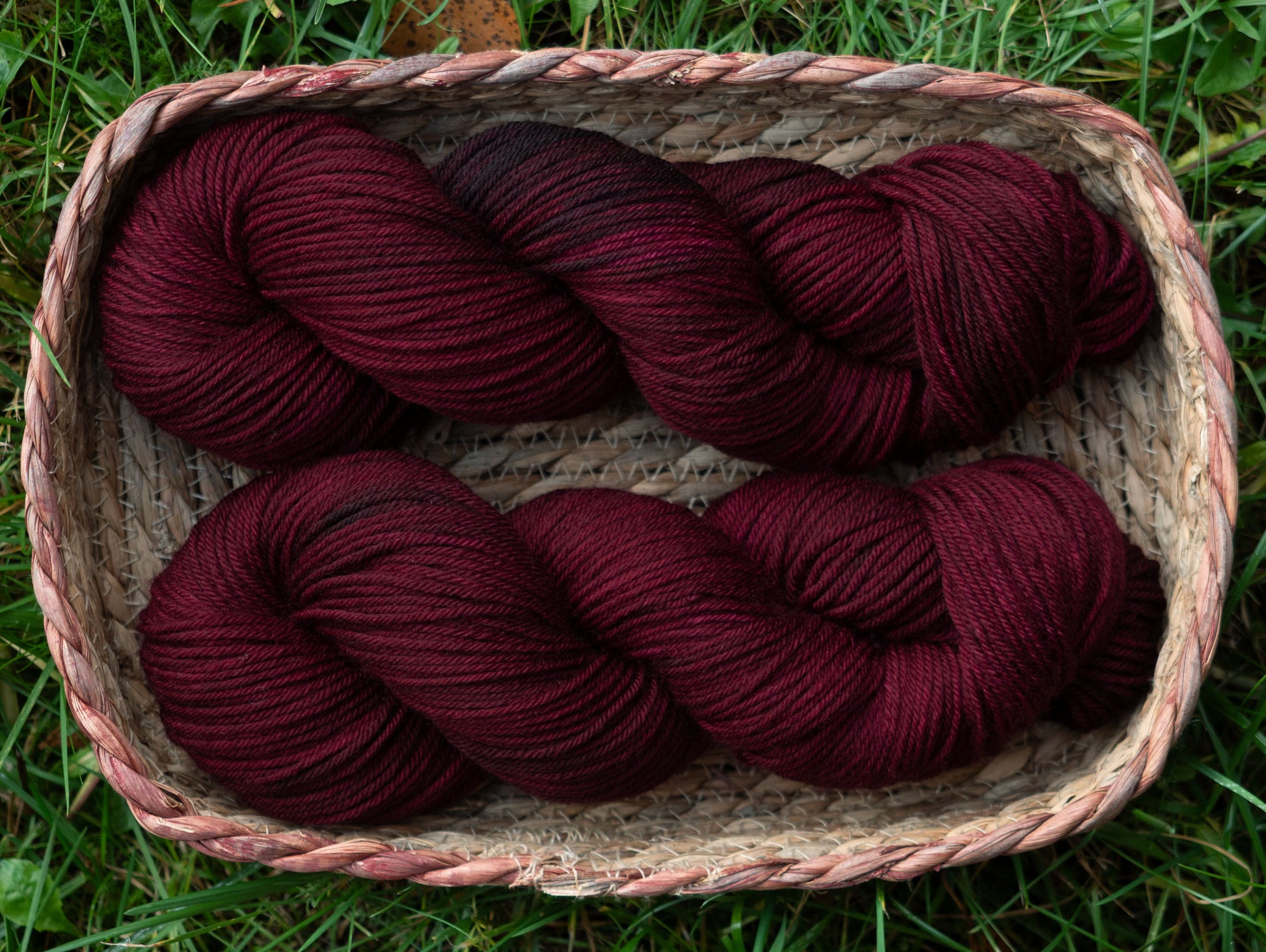 Black Moon Yarns käsinvärjätyt langat