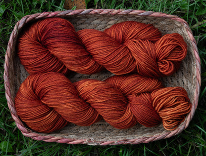 Black Moon Yarns käsinvärjätyt langat