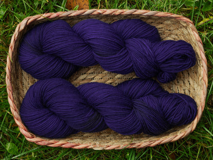 Black Moon Yarns käsinvärjätyt langat