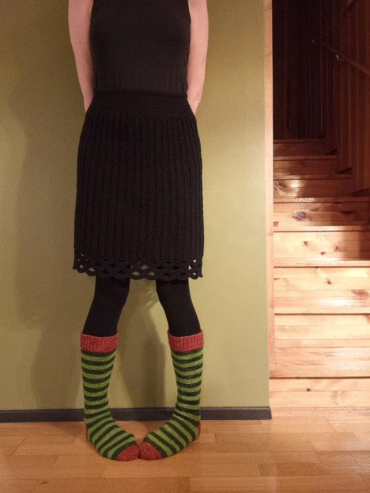 Virkattu pikkumusta hame