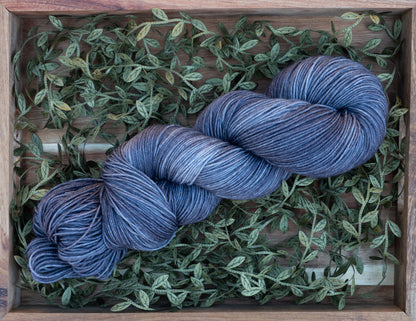 Käsinvärjätyt langat - Black Moon Yarns