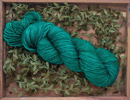 Käsinvärjätyt langat - Black Moon Yarns