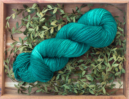 Käsinvärjätyt langat - Black Moon Yarns